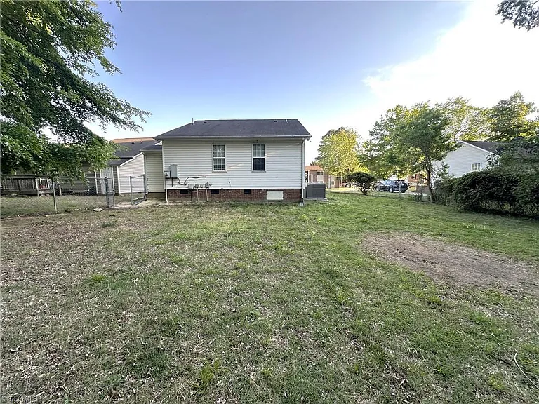 2127 Fairbrother St — Photo 17