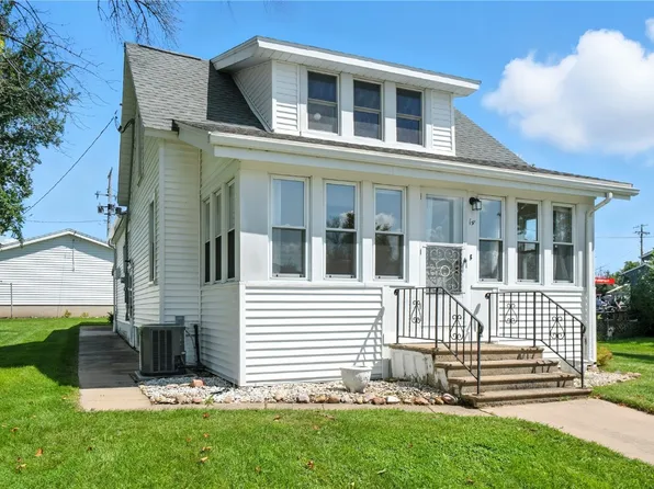 14 2nd Ave, Newhall, IA 52315