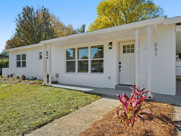 221 Destin Dr, Mary Esther, FL 32569