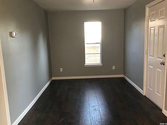 3rd image of 907 Martin