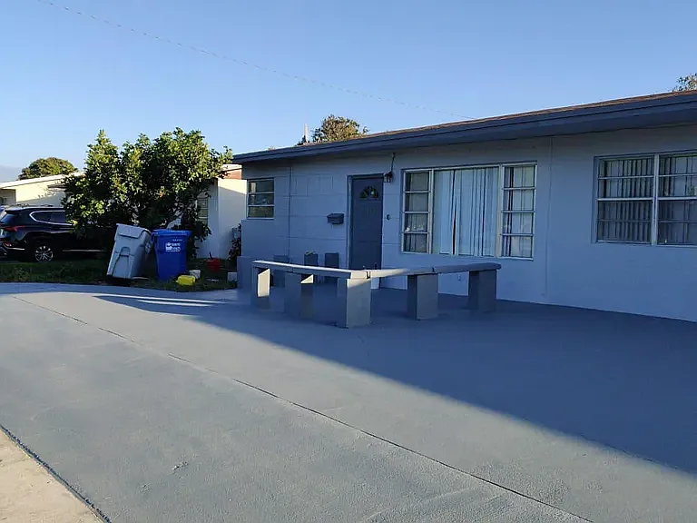 160 NW 15th Pl — Photo 3
