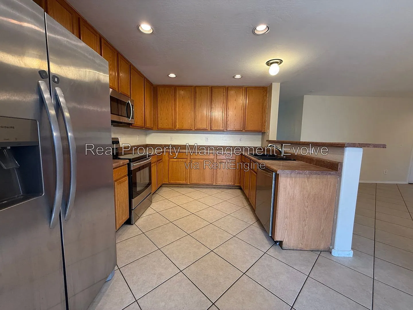 4 bed, 3.0 bath, 2302 sqft, $1,895 — Photo 4