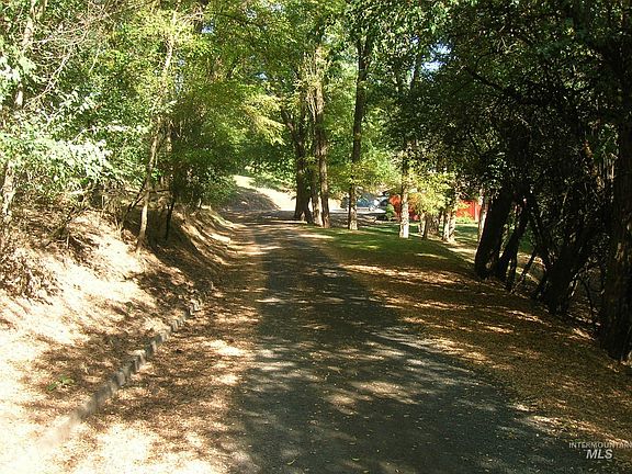 3rd image of 307 Locust Rd
