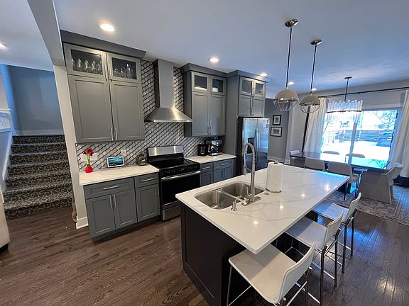 3rd image of 2627 Campbell St