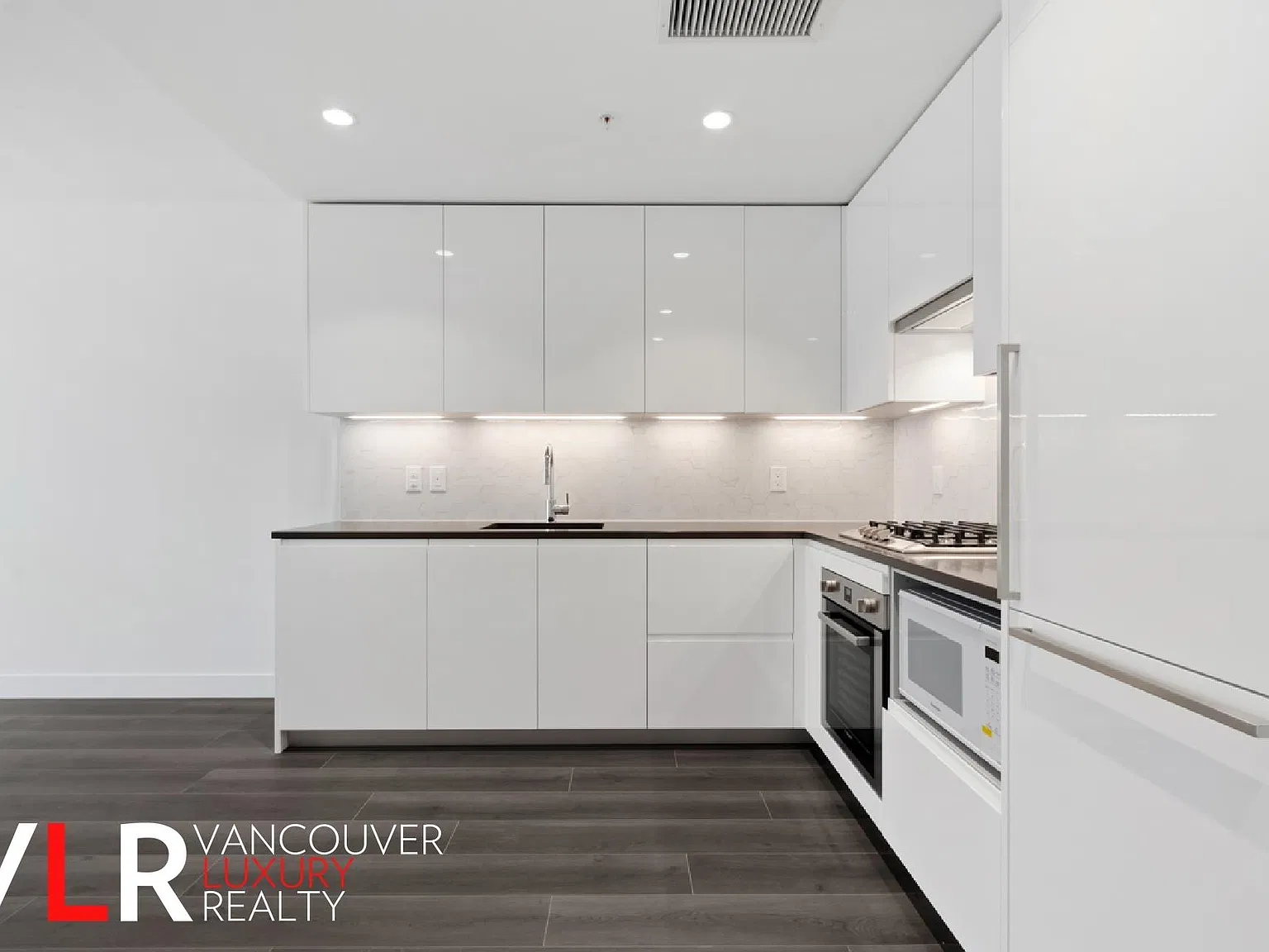 8188 Fraser St — Photo 3