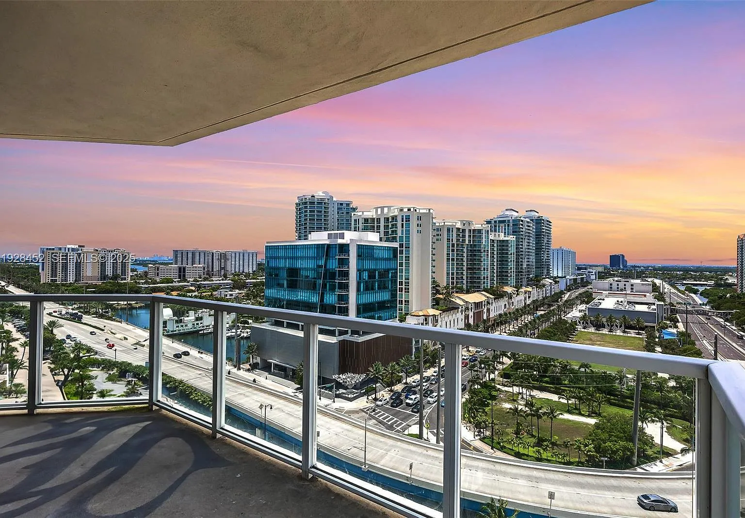 La Perla Condo — Photo 4