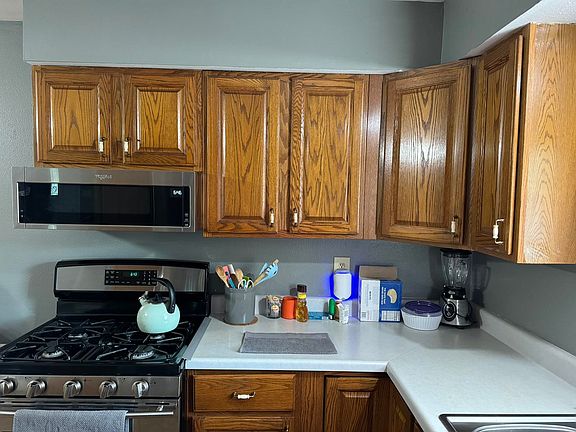 3rd image of 902 Iroquois Ave