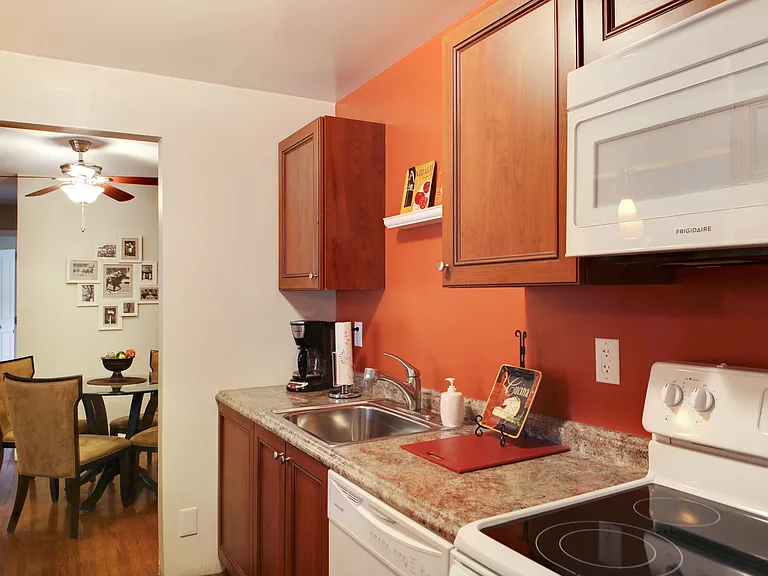 Saratoga Garden Apartments — Photo 8