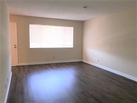 3rd image of 3856 Moorpark Ave #3