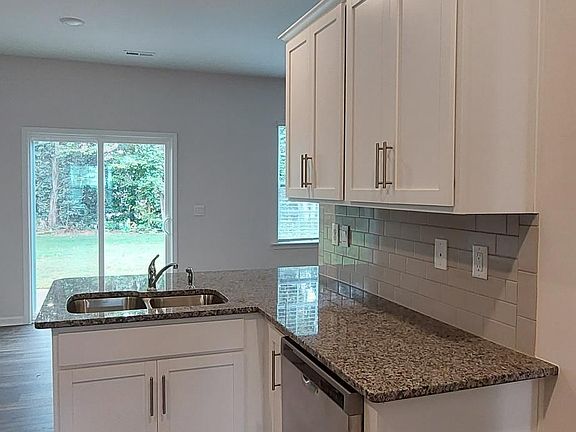 3rd image of 142 Sequoia St