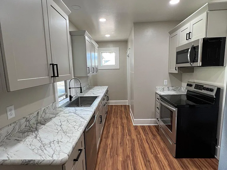 802 W Evelyn St — Photo 21