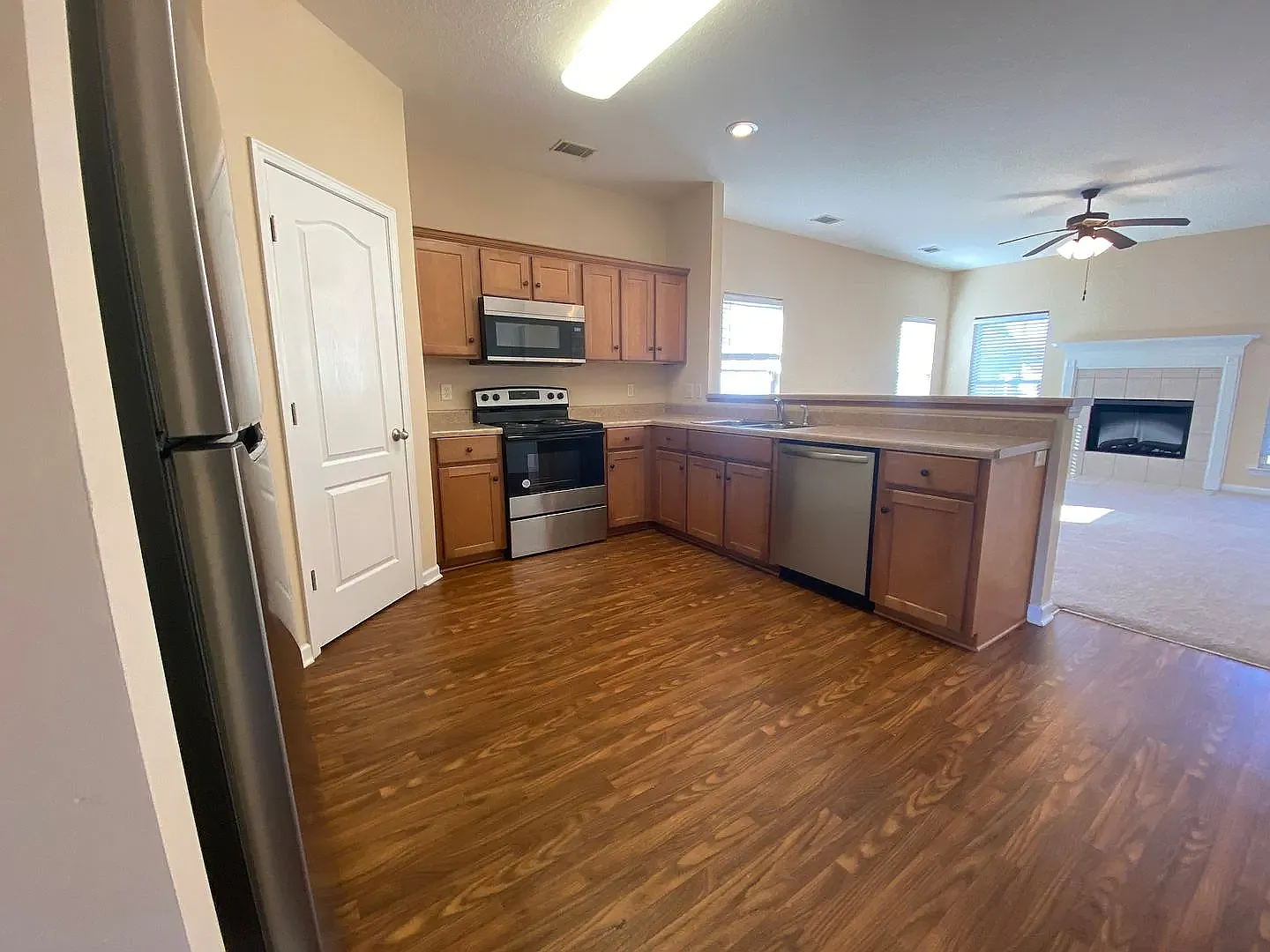 3 bed, 1446 sqft, $1,900 — Photo 4