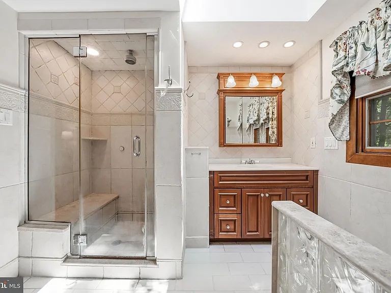 12 Hessian Way — Photo 36