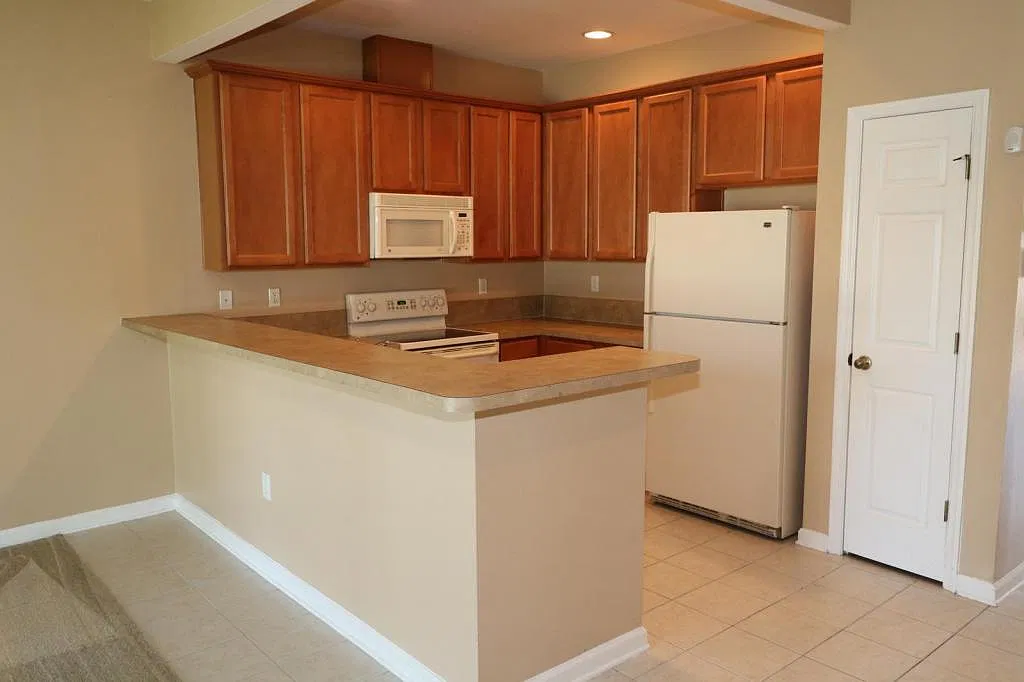 584 Crystal Way — Photo 3