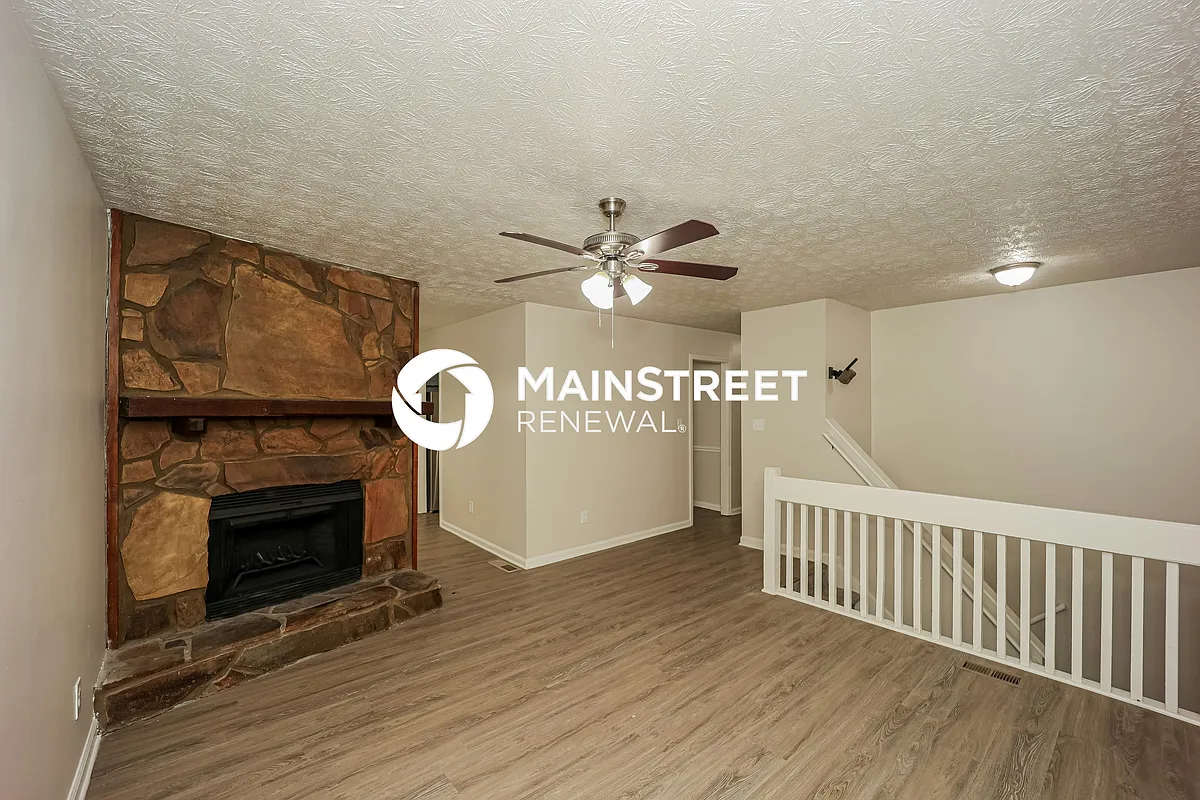 Living Room - 140 Hunt Ridge Dr