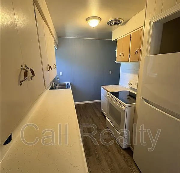 1210 N Locust Rd — Photo 6