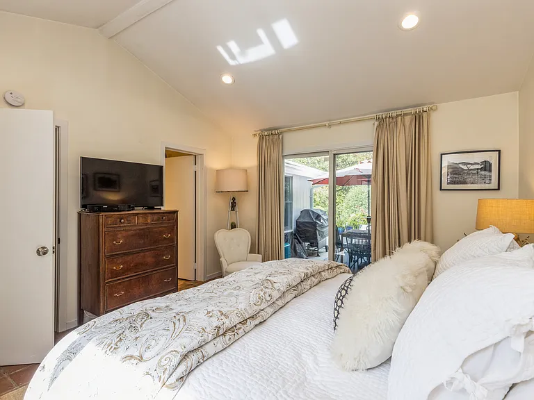 21 Hillover Rd E — Photo 10