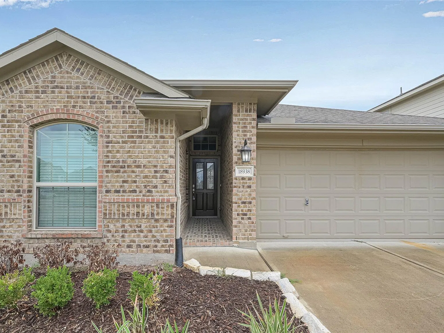 3 bed, 2.0 bath, 1813 sqft, $2,200 — Photo 3