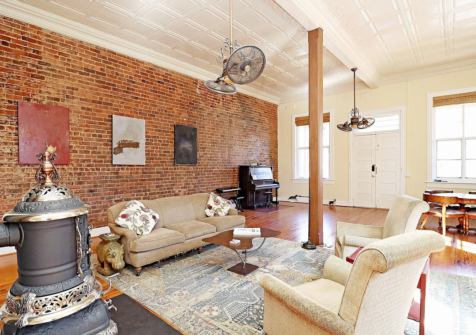 Beautifully Restored Ivy Residence, Fully Furnished with Utilities Included — Photo 3