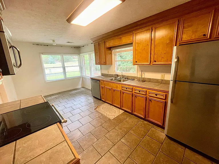 410 E Gov St — Photo 9