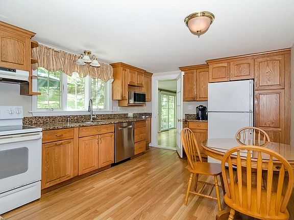 5th image of 141 Pine Ln