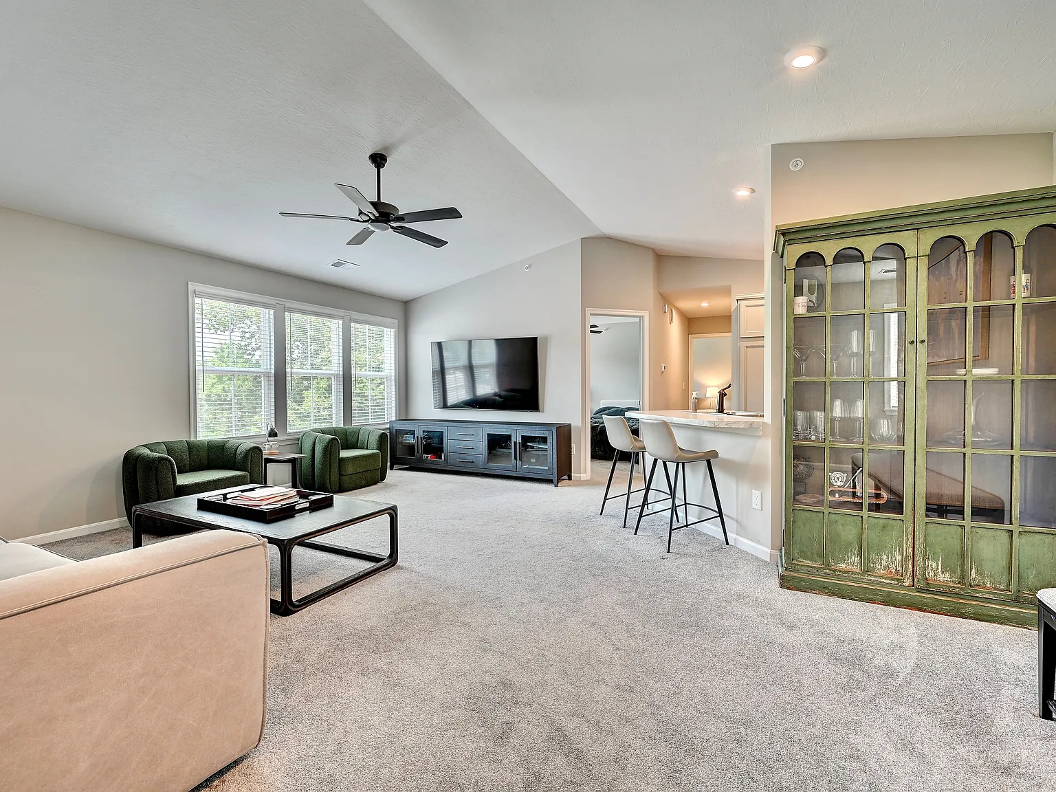 2 bed, 1133 sqft, $1,950 — Photo 3
