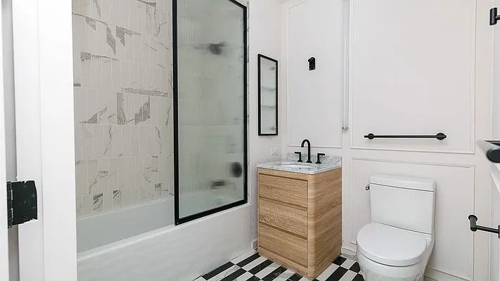 Rented by Nooklyn NYC LLC | media 102