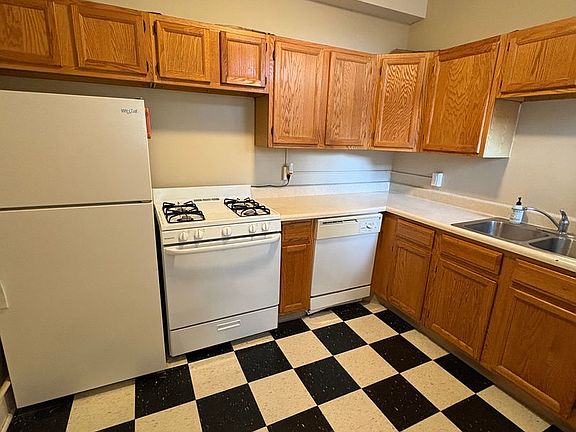 3rd image of 520 S 31st St APT 05