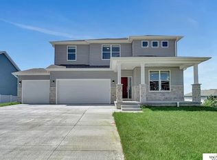 335 Kristi Ln, Hickman, NE 68372