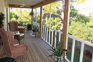 Beautiful 2nd floor Screened Lanai