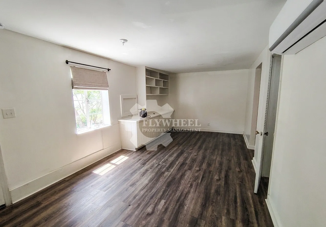 910 South Crest Road - B — Photo 2