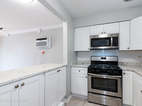 5th image of 832 W Oakdale Ave APT 3I