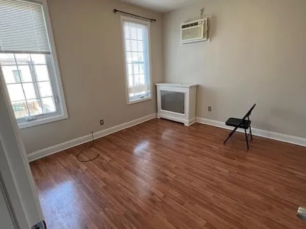 220 Jane Street image 6 of 13