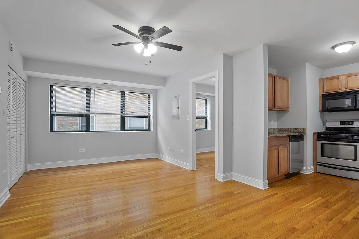 Building Photo - 7616 N Marshfield Ave #308