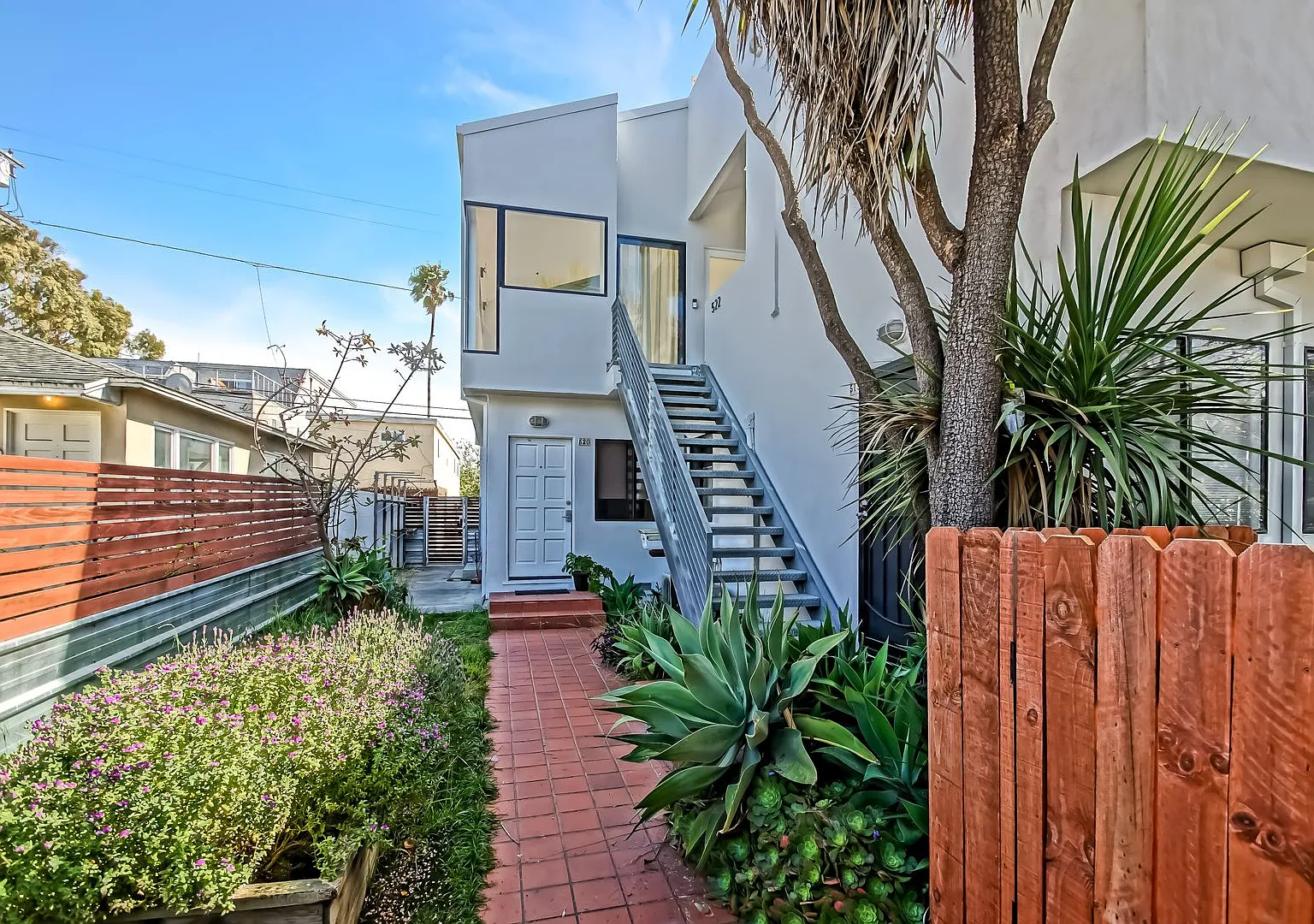 Modern & Bright. Top-Floor, 4br3ba House-Like Apartment W/ Open Floor Plan, 3 Decks For Indoor/Ou... — Photo 1