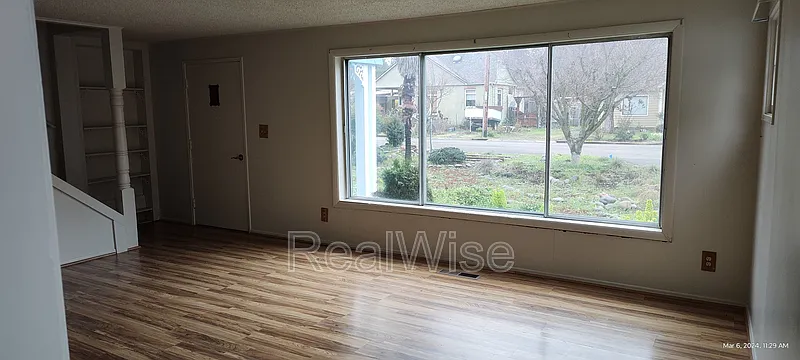 3 bed, 2.0 bath, 1893 sqft, $2,200 — Photo 2