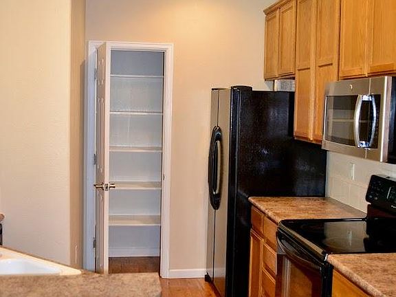 Kitchen & pantry