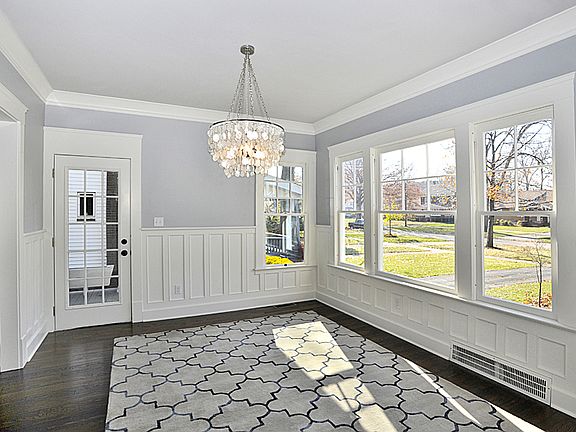 4th image of 1295 Manor Park Ave