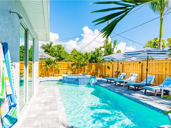 548 101st Ave N, Naples, FL 34108