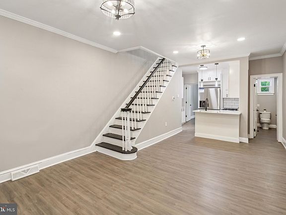 3rd image of 1613 Louis St