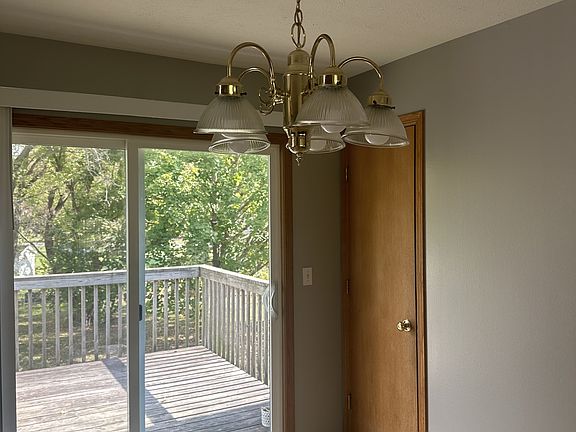 4th image of 101 Queensbury Pl NE