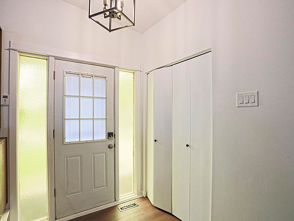 2nd image of 10 Murray Cres