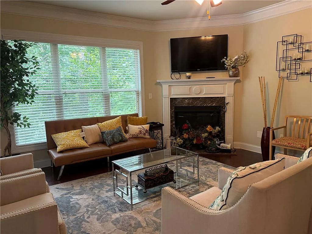 3 bed, 2.5 bath, 2278 sqft, $2,975 — Photo 3