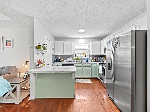 4th image of 3261 Cave Springs Ave