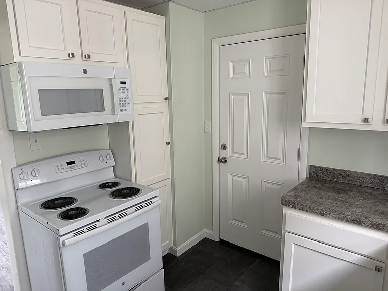 985 W Wilbeth Rd — Photo 2