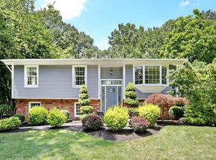 26 Thomsen Dr, Airmont, NY 10952