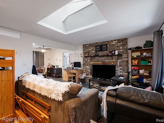 5th image of 2065 Ridgemont St