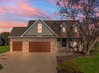 221 Stone Creek Ln, Valparaiso, IN 46383