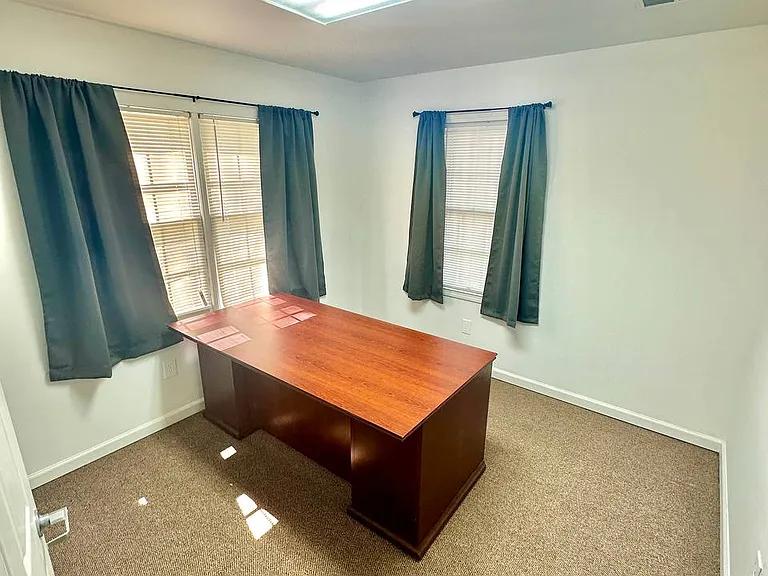 2251 Roswell Rd — Photo 2