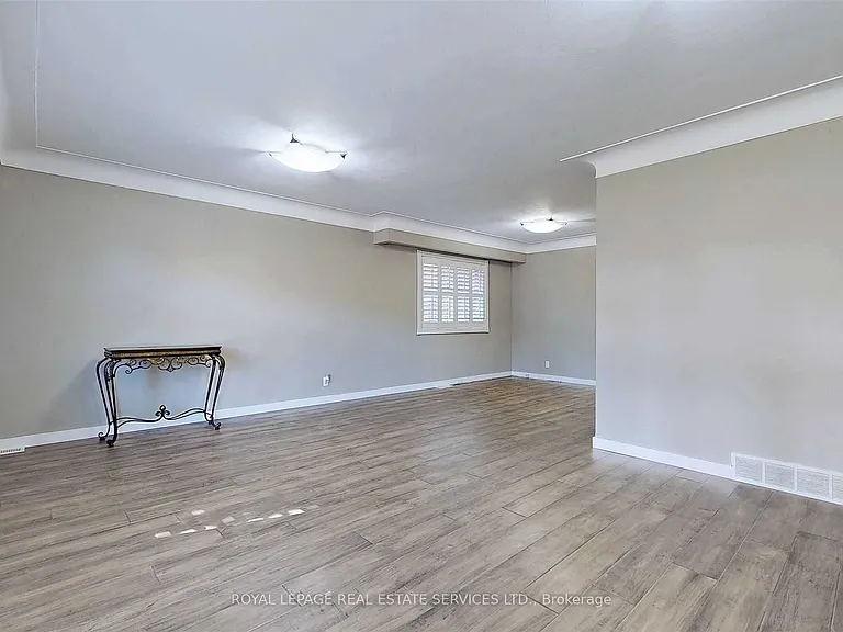 4 McMaster Ave — Photo 6